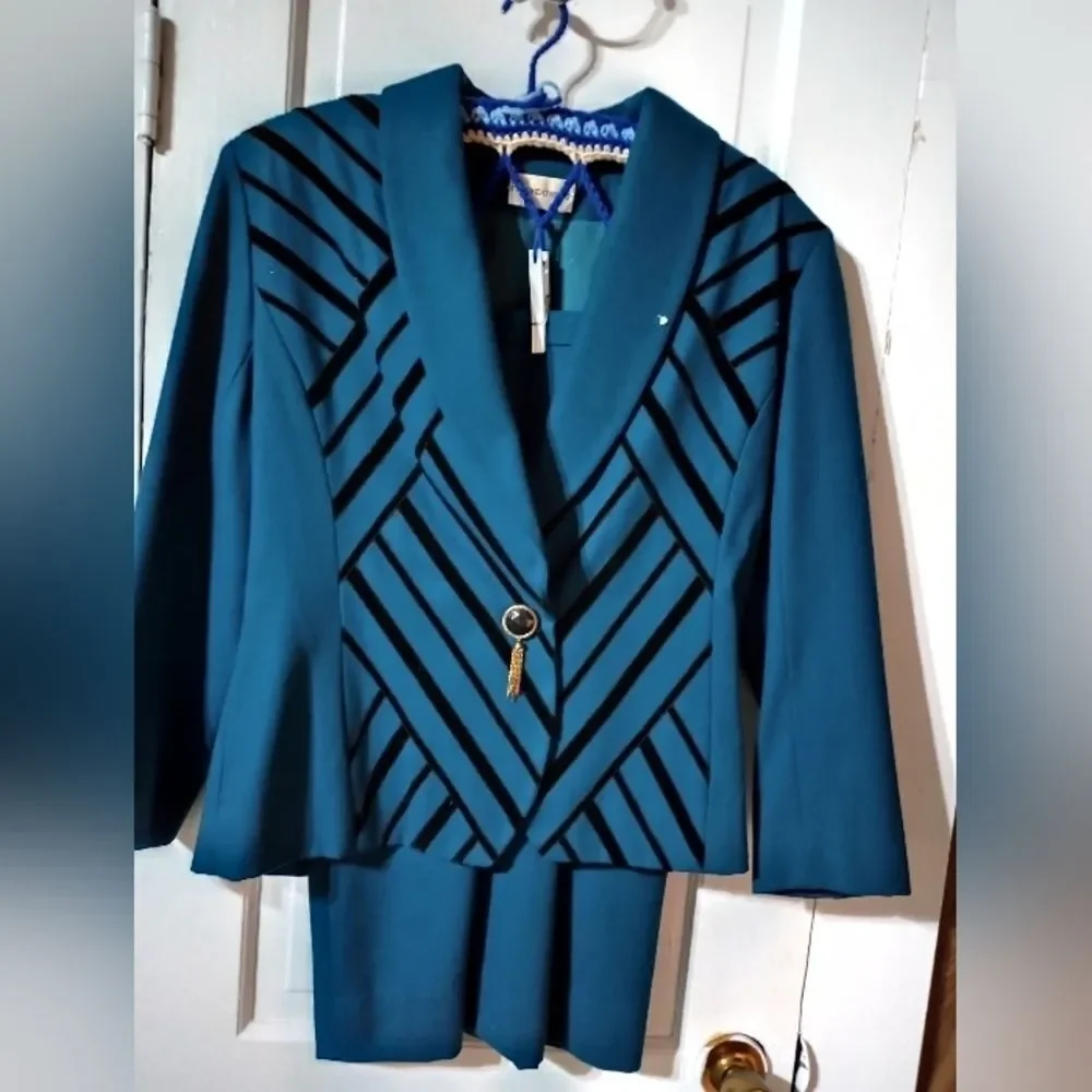 Fine Feathers size 8 women's 2-piece woolen suit. Gorgeous, one moth hole